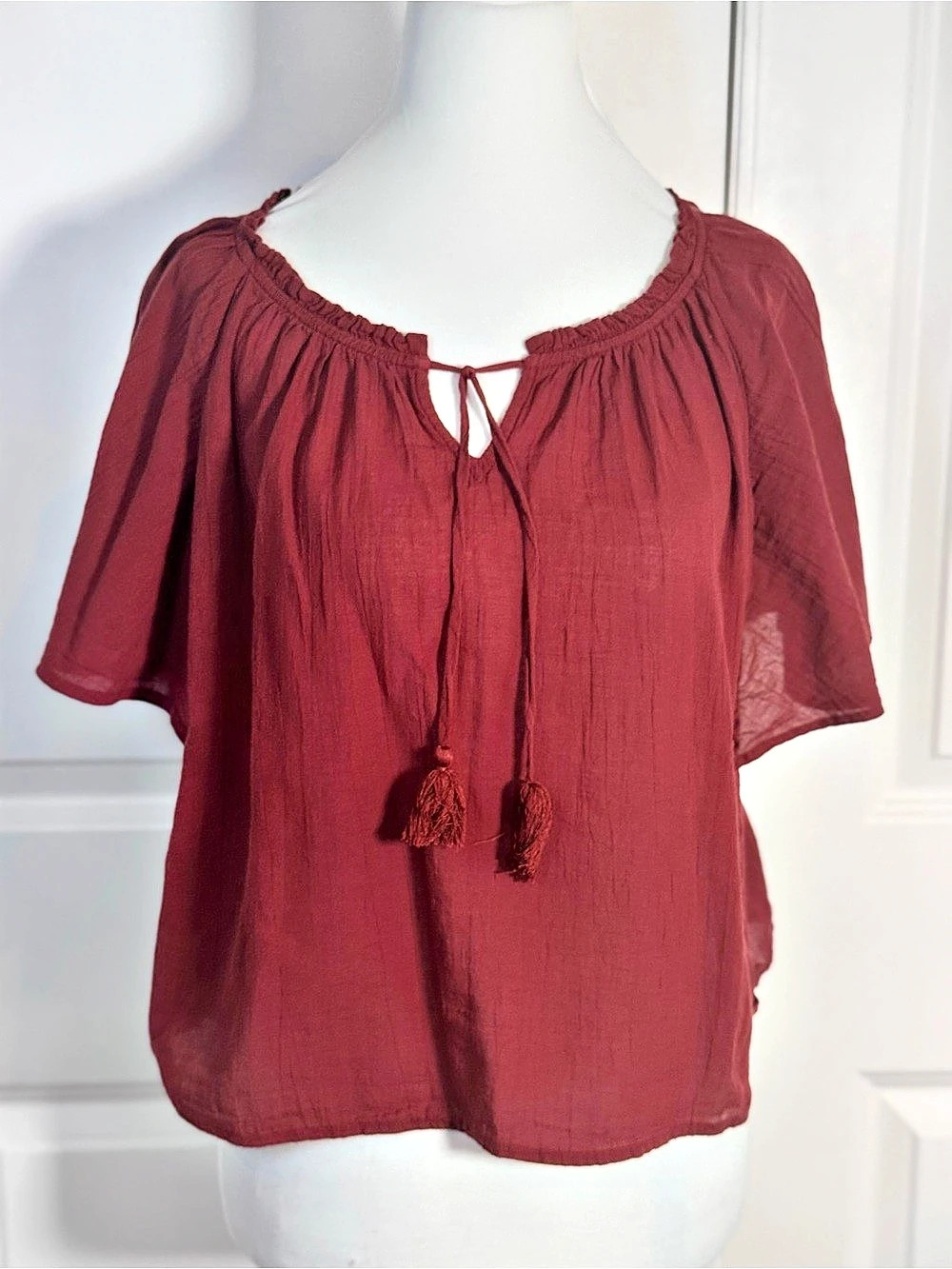 Old Navy S Burgundy Cotton Gauze Boho Peasant Blouse Flutter Sleeve Tassel Crop